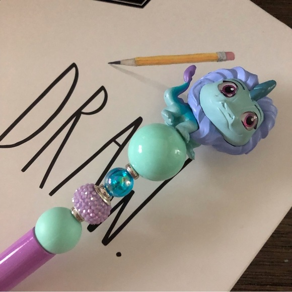 Disney Doorables: Raya & the Last Dragon: Sisu handmade beaded pen - Picture 1 of 3